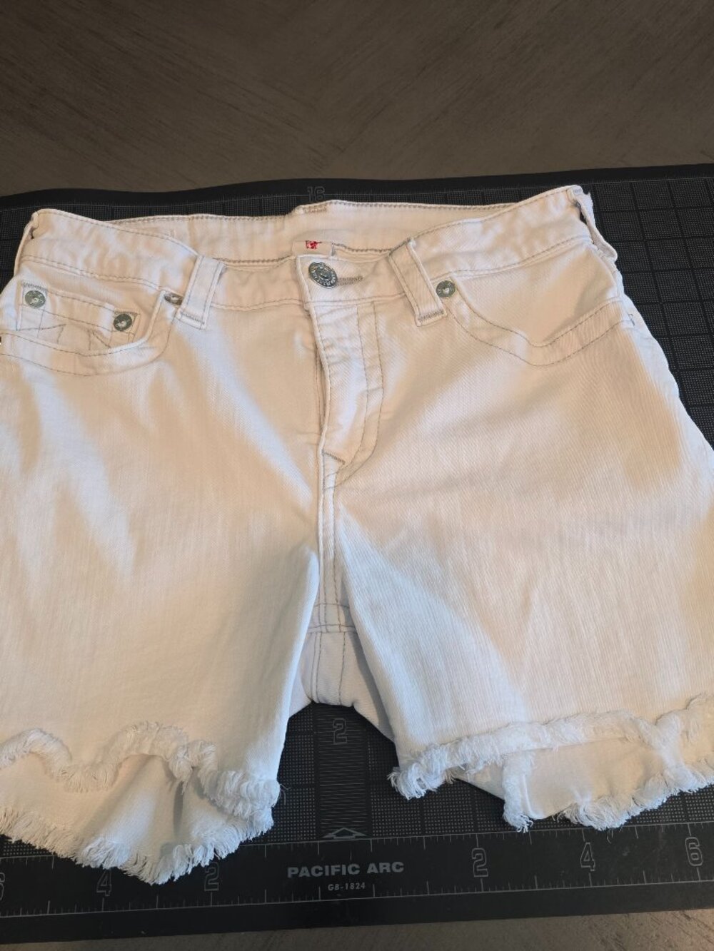 True Religion Jennie Curvy Womens 29 White Denim Shorts Mid Rise Frayed Hem Con